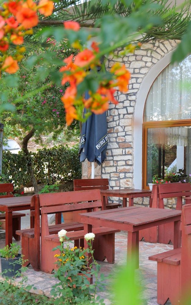 Hotel Rixhi Sarandë Exteriör bild